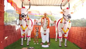 वडिलांच्या निधनानंतर मुलांनी घराच्या अंगणातच केलं असं काही.. पाहा फोटो