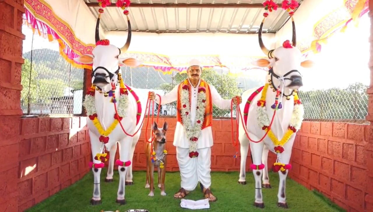 वडिलांचे छत्र हरपल्यानंतर त्यांच्या आठवणी चिरंतन ठेवण्यासाठी आणि त्यांच्याविषयीची कृतज्ञता व्यक्त करण्यासाठी मुलांनी अनेक प्रकारे प्रयत्न केल्याची उदाहरणे आपण पाहतो. मात्र, पुणे जिल्ह्याच्या भोर तालुक्यातील भाबवडी गावातील बुदगुडे बंधूंनी एक पाऊल पुढे टाकत, समाजासमोर एक अनोखा आदर्श ठेवला आहे. आपल्या दिवंगत वडिलांच्या स्मरणार्थ या मुलांनी घरासमोरील अंगणातच त्यांचे देखणे स्मारक उभारले आहे.