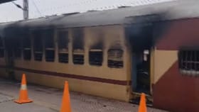 गाढ झोपेत असतानाच भल्या पहाटे ट्रेन भसाभसा पेटली, प्रवाशांच्या...