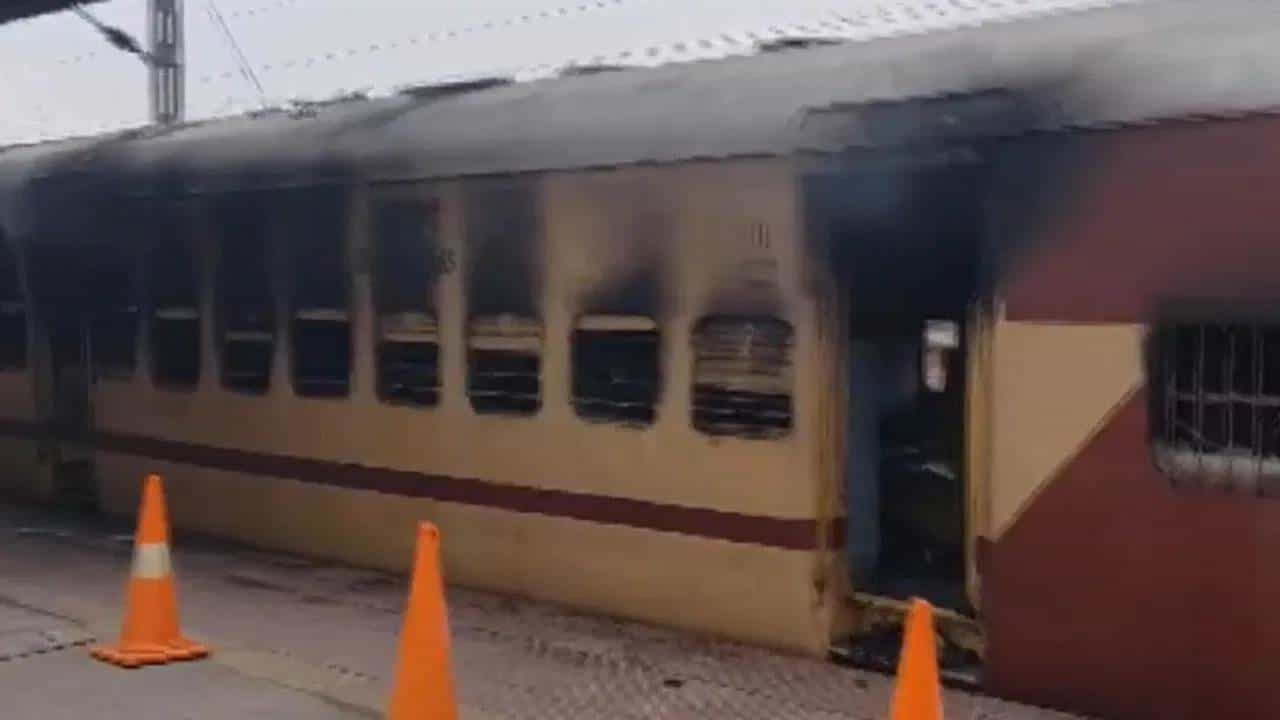 गाढ झोपेत असतानाच भल्या पहाटे ट्रेन भसाभसा पेटली, प्रवाशांच्या धाड धाड उड्या,प्लॅटफॉर्मवर प्रचंड खळबळ, नेमकं काय घडलं?