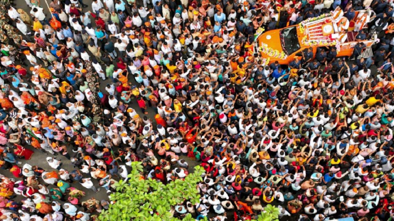 पश्चिम बंगालमध्ये विधानसभेच्या 294 जागा आहेत. त्यातील 180 पेक्षा जास्त जागांवर भाजप आघाडीवर आहे. 100 च्या आसपास जागांवर तृणमुल काँग्रेस आघाडीवर आहे. दुसऱ्या टप्प्याच्या मतदानानंतर बहुतांश एक्झिट पोल्सनी जो अंदाज वर्तवला होता, आता तसाच निकाल येताना दिसतोय.