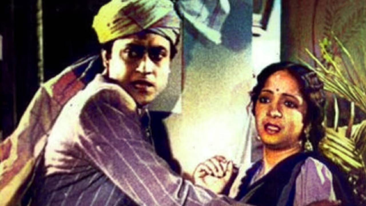 विशेष बाब म्हणजे, मजबूत कथा हीच खरी ताकद असते हे या चित्रपटाने सिद्ध केले. या चित्रपटात दिग्गज अभिनेते अशोक कुमार मुख्य भूमिकेत दिसले होते आणि त्यांच्यासोबत प्रसिद्ध अभिनेत्री मुमताज (मुमताज शांती) झळकली होती. या चित्रपटाची निर्मिती ‘बॉम्बे टॉकीज’ने केली होती आणि याचे दिग्दर्शन ज्ञान मुखर्जी यांनी केले होते. हा चित्रपट अवघ्या २ लाख रुपयांच्या बजेटमध्ये बनला होता, पण याने जवळपास १ कोटी रुपयांची कमाई करून सर्वांनाच आश्चर्याचा धक्का दिला होता. आम्ही येथे १९४३ मध्ये रिलीज झालेल्या ‘किस्मत’ या चित्रपटाबद्दल बोलत आहोत.