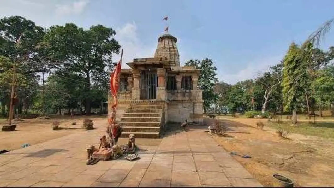 चैतुरगडच्या डोंगरशिखरावर वसलेले देवी महिषासुरमर्दिनीचे प्राचीन मंदिर हे भक्तांसाठी श्रद्धेचे प्रमुख केंद्र मानले जाते. दरवर्षी मोठ्या संख्येने भाविक येथे दर्शनासाठी येतात. निसर्गाच्या सान्निध्यात असलेले हे मंदिर पर्यटकांना अध्यात्मिक शांततेचा अनुभव देते.
