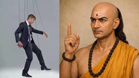 चाणाक्य म्हणतात लोक सहज तुम्हाला तालावर नाचवतील, आजच 'या' सवयी करा दूर.