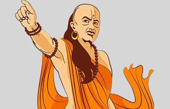 आचार्य चाणक्य यांनी रोजच्या जीवनाशी संबंधित अनेक गोष्टी सांगितलेल्या आहेत. रोज कसे जगावे, कसे राहावे, काय चुका टाळाव्यात याबाबत चाणक्य यांनी काही महत्त्वाचे उपदेश केलेले आहेत.