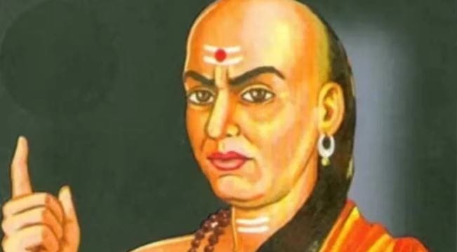 आचार्य चाणक्य यांनी आयुष्यात कोणत्या लोकांना पैसे देण्यास टाळावे याबाबत सांगितले आहे. जी व्यक्ती पैशांची किंमत करत नाही, अशा व्यक्तीला कधीच पैसे देऊ नये, असे चाणक्य यांनी सांगितलेले आहे. कारण असे लोक तुमचे पैसे वेळेवर देत नाहीत, असे चाणक्य नीती सांगते. 