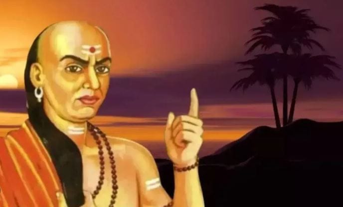 आचार्य चाणक्य यांनी पतीसाठी काही महत्त्वाच्या गोष्टी सांगितलेल्या आहेत. पतीने आपल्या पत्नीबद्दलच्या काही गोष्टी चुकूनही सांगू नये, असे चाणक्य यांचे मत आहे. या गोष्टी कोणत्या आहेत, ते जाणून घेऊ या...