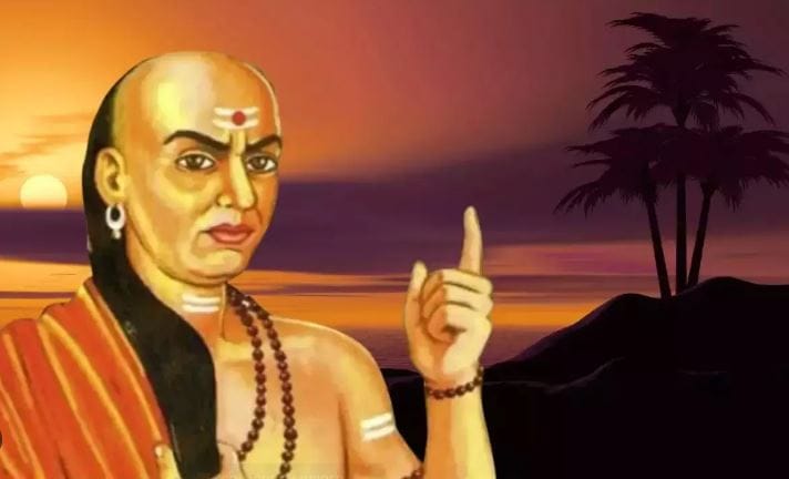 आचार्य चाणक्य यांनी यशस्वी लोकांच्या पाच गुणांबद्दल सांगितलं आहे. यशाला गवसणी घालणारे पाच लोक ही पाच कामे कधीच टाळत नाहीत. ही पाच कामे कोणती आहेत, ते जाणून घेऊ या...