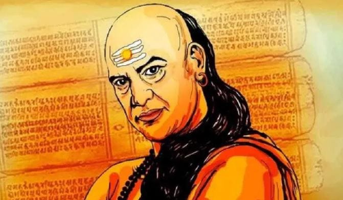 चाणक्य नीतीनुसार पतीने आपल्या पत्नीच्या चुकांचे कधीच प्रदर्शन करू नये. पत्नी कितीही चुकली तरी तिच्या चुका आपण सांभाळून घ्यायला हव्यात. ती चुकली तरी तिची निंदा दुसऱ्यांकडे करू नये, असे चाणक्य यांनी सांगितलेले आहे.