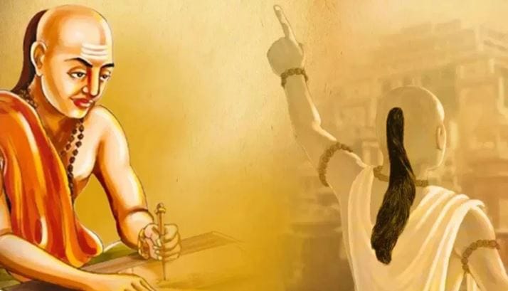 आपल्या अवती भोवती असे काही लोक असतात ज्यांना दुसऱ्यांना दु:खी पाहून खूप आनंद वाटतो. अशा लोकांना तुमच्या घरी बोलवू नका. तुमच्या घरातील दु:ख पाहून त्यांना आनंद होऊ शकतो. अशा लोकांना घराची पायरी कधीच चढू देऊ नये, असे आचार्य चाणक्य सांगतात. 