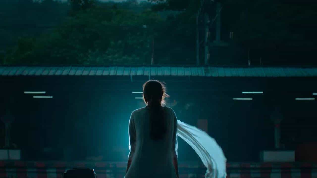 करण जोहर निर्मित 'चांद मेरा दिल' हा चित्रपट पहिल्याच वीकेंडला बॉक्स ऑफिसवर दणक्यात आपटला आहे. लक्ष्य आणि अनन्या पांडे यांच्या मुख्य भूमिका असलेल्या या चित्रपटाच्या ट्रेलर आणि गाण्यांनाही फारसा प्रतिसाद मिळाला नव्हता. परंतु एक फ्रेश जोडी आणि तिकिटांवरील ऑफर यामुळे चांगली कामगिरी करेल अशी अपेक्षा होती.