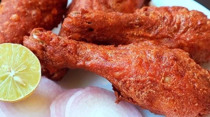 काही लोकांन मांसाहार खूप आवडतो. काही लोक तर सुट्टीच्या दिवशी आवडीने मांसाहारी जेवणाचा बेत आखतात. त्यासाठी कोणी मटण, चिकन आणते. मटणाच्या तुलनेत चिकन तयार करण्यासाठी कमी मेहनत लागते.