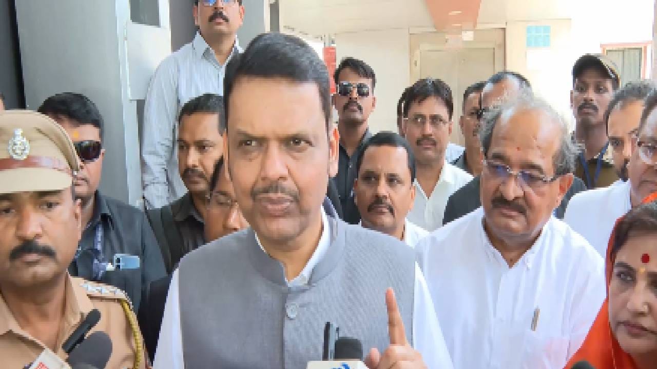 Vande Bharat Train : मुंबई ते शिर्डी वंदे भारत ट्रेनने प्रवास करुन मुख्यमंत्र्यांना कसं वाटलं? देवेंद्र फडणवीसांनी म्हटलं की... Vande Bharat Train : मुंबई ते शिर्डी वंदे भारत ट्रेनने प्रवास करुन मुख्यमंत्र्यांना कसं वाटलं? देवेंद्र फडणवीसांनी म्हटलं की...