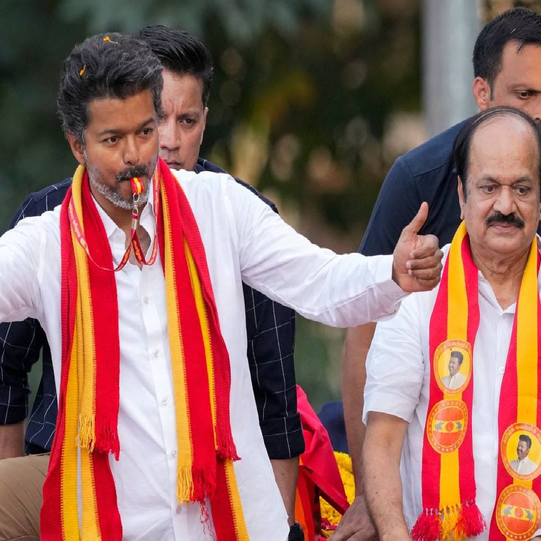 अम्मा कँटीनमध्ये मिळणारं जेवण चांगल्या गुणवत्तेच नसून चव समाधानकार नाही अशा तक्रारी करण्यात आल्या होत्या. त्या तक्रारींची दखल घेत थलपती विजय यांनी हा निर्णय घेतला आहे. ग्रेटर चेन्नई नगरपालिकेकडून 383 अम्मा कँटिन चालवले जातात. अन्य नगरपालिकातंर्गत 237 अम्मा कँटिन संचलित आहेत.