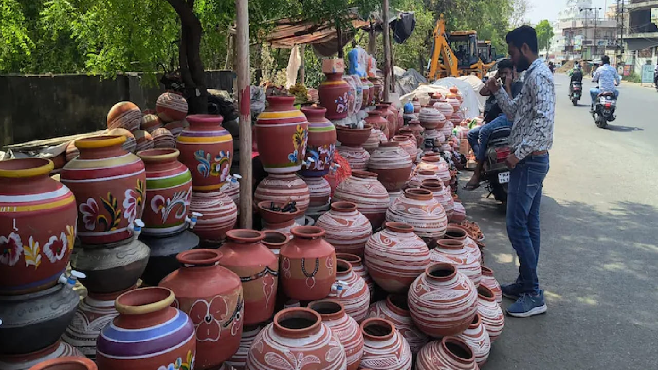 तज्ज्ञांच्या मते, पाणी थंड होण्यामागे मडक्याचा रंग नाही तर त्याची माती, बनावट आणि गुणवत्ता महत्त्वाची असते. जर मटका चांगल्या प्रतीच्या मातीपासून आणि योग्य पद्धतीने तयार केला असेल तर तो कोणत्याही रंगाचा असला तरी पाणी थंड ठेवतो. म्हणूनच खरेदी करताना केवळ रंगावर न जाता मडक्याची गुणवत्ता तपासणे अधिक गरजेचे आहे.