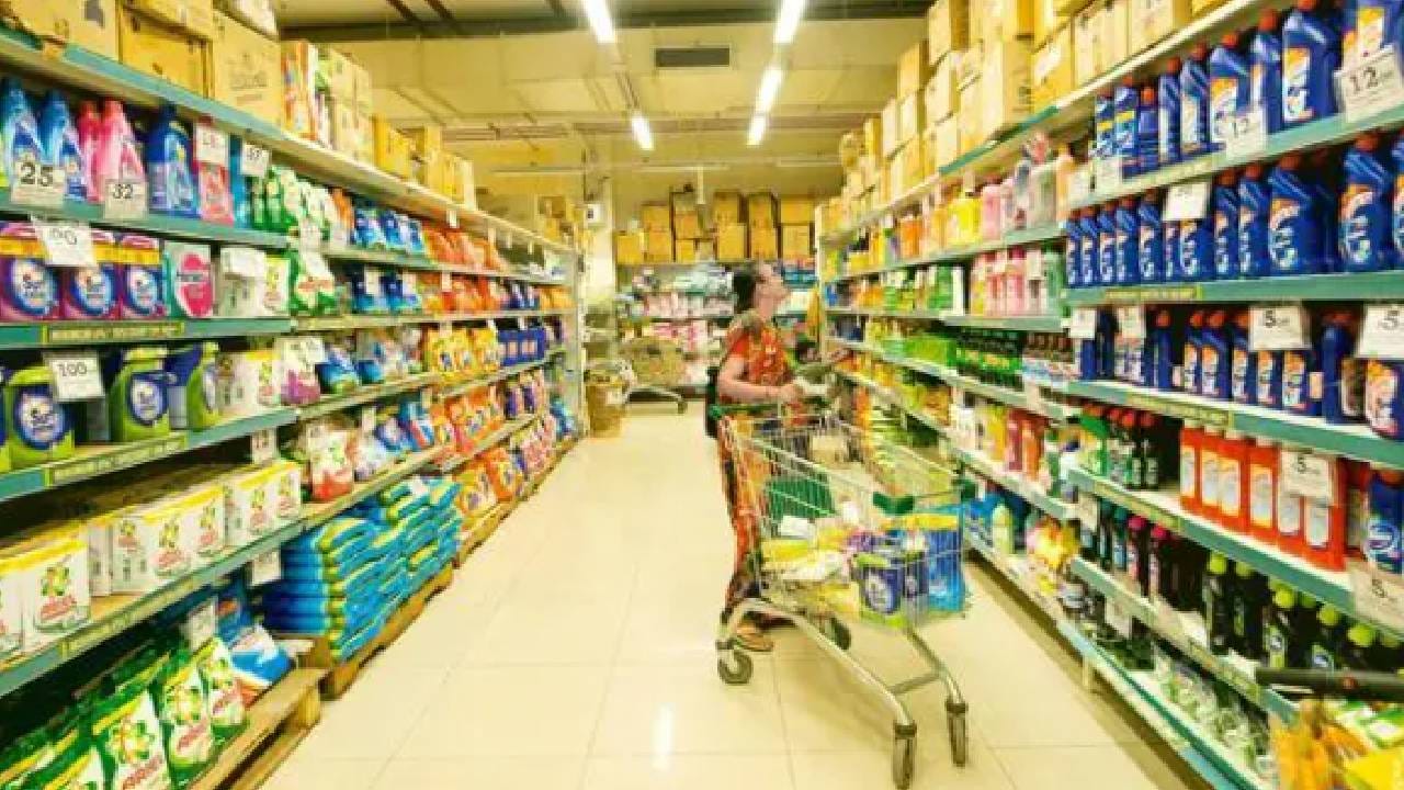D-Mart हे एक असं शॉपिंग मार्ट आहे, जिथे आपल्याला आपल्या दैनंदिन गरजेच्या वस्तू खूप कमी किमतीत मिळतात. याची सुरुवात राधाकृष्णन दमानी यांनी 2002 साली केली. लोकांना एकाच ठिकाणी कमी किमतीत चांगल्या वस्तू मिळाव्यात, हा या व्यवसायाचा उद्देश होता. पहिले दुकान मुंबईतील पवई परिसरात उघडण्यात आले. पण आज डी-मार्ट देशभरात पसरले असून, 184 पेक्षा जास्त दुकाने उघडण्यात आली आहेत, जिथे तुम्ही आरामात खरेदी करू शकता.
