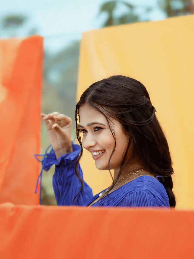 निळ्या ड्रेसमधील ही मुलगी कोण? आहे प्रचंड चाहता वर्ग