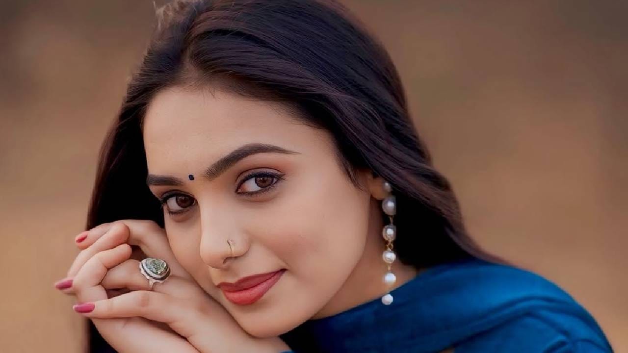 या अकरा वर्षांत आर्या घारे बरीच मोठी झाली असून आता तिला ओळखणंही कठीण झालं आहे. आर्या सोशल मीडियावर सक्रिय असून इन्स्टाग्रामवर ती तिचे बरेच फोटो आणि व्हिडीओ पोस्ट करत असते. 'देऊळ बंद'नंतर आर्याने अनेक चित्रपट आणि मालिकांमध्येही काम केलंय. इन्स्टाग्रामवर तिचे सुंदर फोटो पहायला मिळतात.