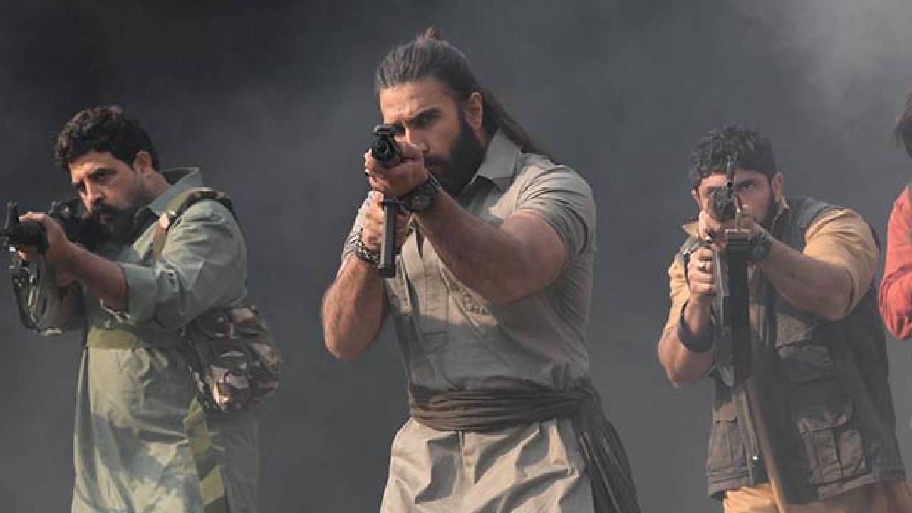 'धुरंधर 2'ने आतापर्यंत देशभरात तब्बल 1365 कोटी रुपयांचा गल्ला जमवला आहे. प्रजर्शनाच्या 50 व्या दिवशीही या चित्रपटाने 50 लाख रुपये कमावले आहेत. तर जगभरातील कमाईचा आकडा 1791.55 कोटी रुपयांवर पोहोचला आहे. आमिर खानच्या 'दंगल'नंतर हा जगभरातील दुसरा सर्वाधिक कमाई करणारा भारतीय चित्रपट ठरला आहे. 
