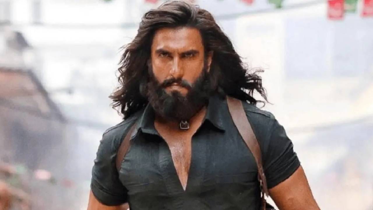 'धुरंधर 2'च्या ओटीटी रिलीजबाबत निर्मात्यांनी अधिकृत घोषणा केली नाही, परंतु कोर्टात सुरू असलेल्या एका खटल्यादरम्यान स्ट्रीमिंगची तारीख समजू शकली आहे. 'त्रिदेव' या चित्रपटातील 'तिरछी टोपीवाले' या गाण्याला 'धुरंधर 2'मध्ये परवानगीशिवाय वापरल्यामुळे कॉपीराइटचा खटला दिल्ली हायकोर्टात सुरू आहे. या खटल्याच्या सुनावणीदरम्यान निर्मात्यांनी ओटीटीची तारीख कोर्टात सांगितली. 
