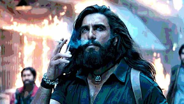 आदित्य धर दिग्दर्शित 'धुरंधर 2' हा चित्रपट 19 मार्च रोजी जगभरातील थिएटर्समध्ये प्रदर्शित झाला. बॉक्स ऑफिसवर अक्षरश: धुमाकूळ घातल्यानंतर आता हा चित्रपट लवकरच ओटीटी प्लॅटफॉर्मवर प्रेक्षकांच्या भेटीला येणार आहे. ज्यांनी अद्याप हा चित्रपट थिएटरमध्ये पाहिला नसेल, त्यांना आता घरी बसल्या किंवा मोबाइलवर निवांत हा चित्रपट पाहता येणार आहे.