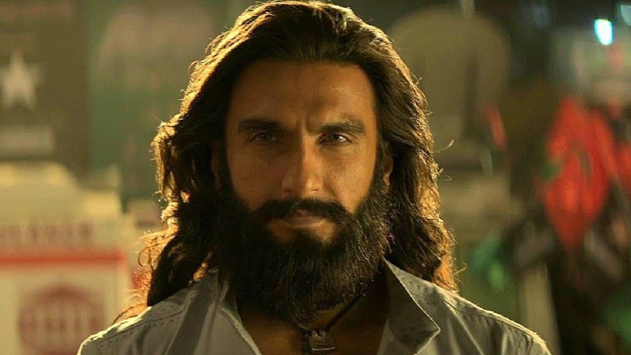 येत्या 14 मे रोजी 'धुरंधर 2'ला थिएटरमध्ये आठ आठवडे पूर्ण होतील. त्यामुळे 'धुरंधर 2' हा 15 मे रोजी ओटीटीवर स्ट्रीम होऊ शकतो. रणवीरच्या 'धुरंधर'चा पहिला भाग नेटफ्लिक्सवर प्रदर्शित झाला होता. परंतु सीक्वेलसाठी निर्मात्यांनी जिओ हॉटस्टारसोबत करार केला आहे. 

