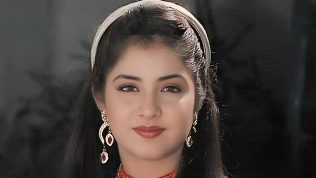अत्यंत कमी वयात स्टार बनलेली दिव्या भारती यांनी अनेक सुपरहिट चित्रपट दिले. केवळ 19 व्या वर्षी त्यांनी मोठं यश मिळवलं होतं. मात्र 1993 मध्ये मुंबईतील त्यांच्या अपार्टमेंटच्या बाल्कनीतून पडून त्यांचा मृत्यू झाला. हा अपघात होता की हत्या, याबाबत आजही अनेक तर्कवितर्क लावले जातात. त्यांच्या निधनाने संपूर्ण बॉलिवूड हादरलं होतं.