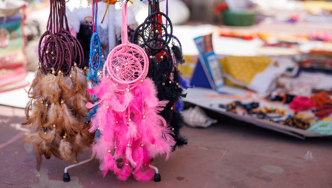 आजकल घराच्या सजावटीसाठी ड्रीम कॅचर (Dream Catcher) वापरण्याचा कल वाढला आहे. दिसायला अत्यंत आकर्षक असणारी ही वस्तू केवळ सौंदर्यासाठी नसून, वास्तू आणि फेंगशुई शास्त्रानुसार तिला विशेष महत्त्व आहे.