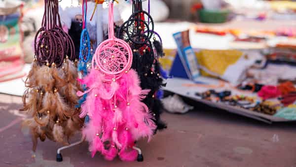 आजकल घराच्या सजावटीसाठी ड्रीम कॅचर (Dream Catcher) वापरण्याचा कल वाढला आहे. दिसायला अत्यंत आकर्षक असणारी ही वस्तू केवळ सौंदर्यासाठी नसून, वास्तू आणि फेंगशुई शास्त्रानुसार तिला विशेष महत्त्व आहे.