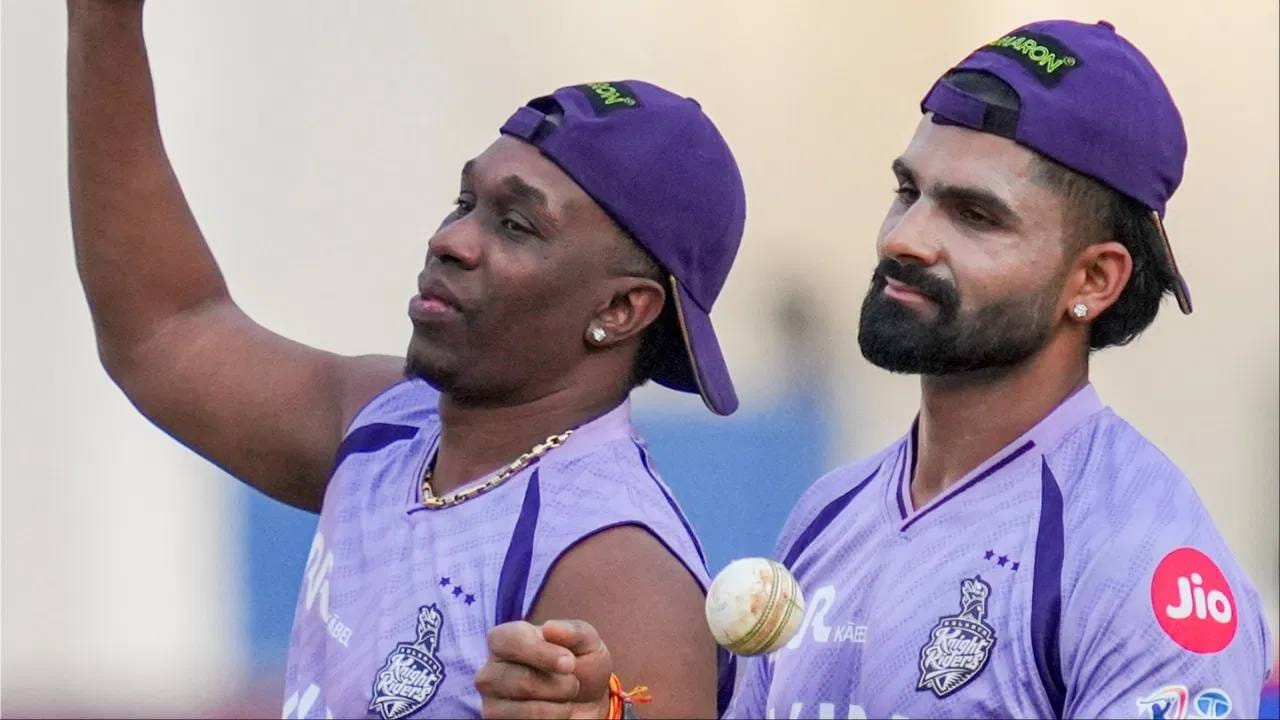 आयपीएल स्पर्धेच्या एका पर्वात सर्वाधिक 32 विकेट घेण्याचा विक्रम ड्वेन ब्रावोच्या नावावर आहे. त्याने चेन्नई सुपर किंग्ससाठी खेळताना आयपीएल 2013 मध्ये ही कामगिरी केली होती. आयपीएल 2021मधघ्ये आरसीबीच्या हर्षल पटेलने ब्रावोच्या विक्रमाची बरोबरी केली होती. त्याने 32 विकेट घेतल्या होत्या. (Photo: PTI)