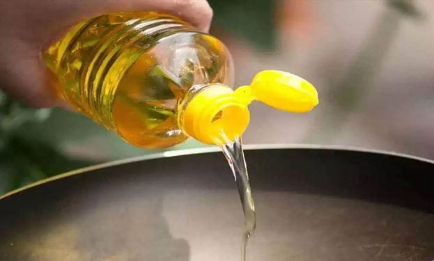 नागपूर : अमेरिका-इराण यांच्यातील युद्धामुळे जगभरात इंधन टंचाई निर्माण झाली आहे. या युद्धाचा भारताला पटका बसत आहे. महागाई वाढली आहे. पेट्रोल, डिझेल यासारक्या इंधनांचा भाव वाढल्याने आाता खाद्य तेलही महागले आहे.