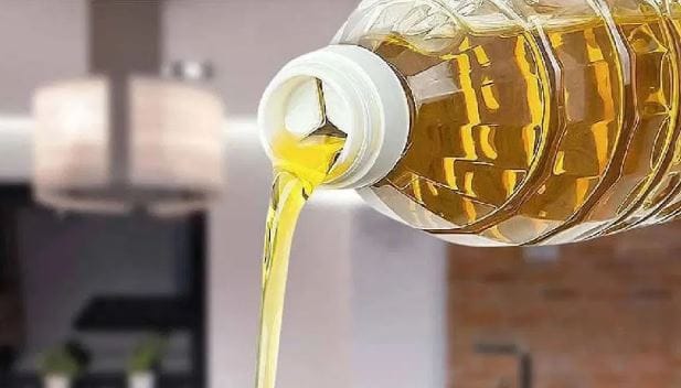 गेल्या दोन महिन्यात खाद्यतेलाच्या किमतीत प्रति किलो मागे 10 ते 15 रुपयांची वाढ झाली आहे. पाम तेल विदेशातून येते. त्यातही भाववाढ झाली आहेय. सध्या म्हणावी तशी लग्नसराई नाहीये. उन वाढले आहे. त्यामुळे बाजारात तेजी नाही.