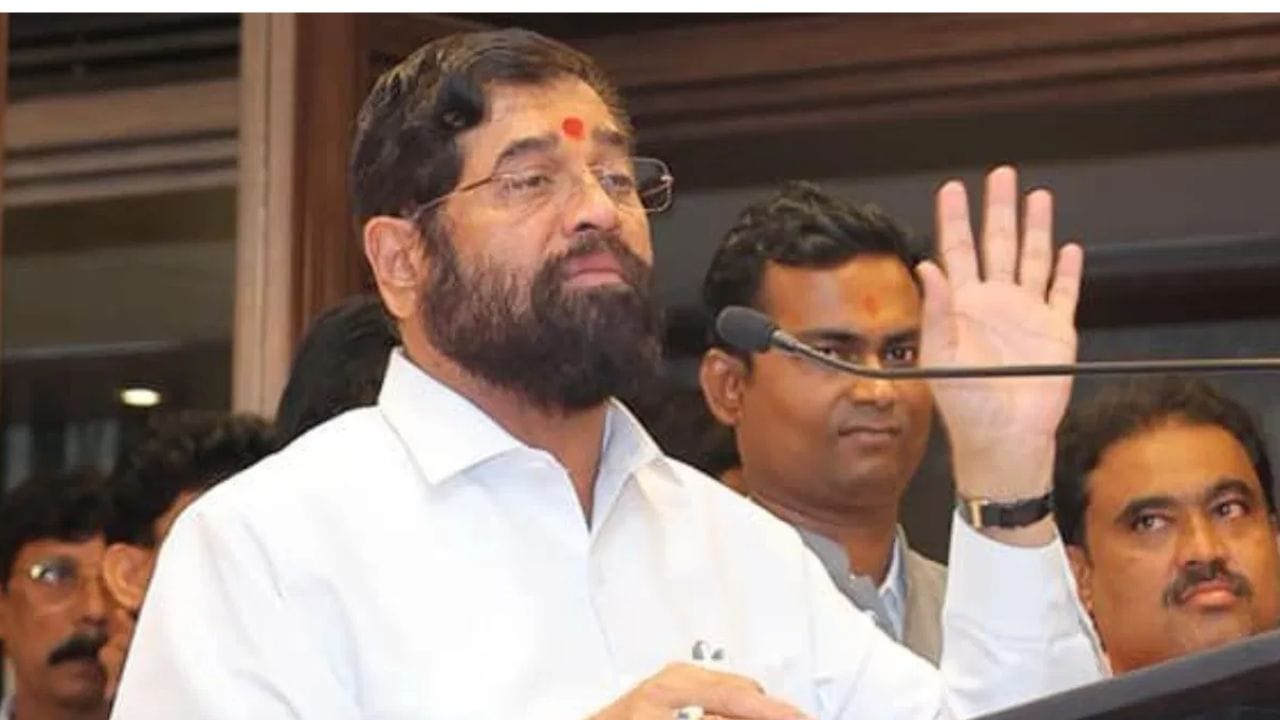 मोठी बातमी! एकनाथ शिंदेंच्या उपस्थितीत शिवसेना आमदार, नेत्यांची तातडीची बैठक, महायुतीच्या गोटात हालचाली वाढल्या मोठी बातमी! एकनाथ शिंदेंच्या उपस्थितीत शिवसेना आमदार, नेत्यांची तातडीची बैठक, महायुतीच्या गोटात हालचाली वाढल्या