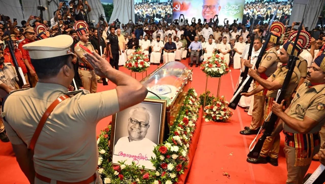 मृत्यू हे जगातील सर्वात मोठे आणि अटळ सत्य आहे. या पृथ्वीवर जन्म घेतलेल्या प्रत्येक सजीवाचा मृत्यू निश्चित आहे. हिंदू धर्मात सांगितलेल्या मानवी जीवनातील १६ संस्कारांमध्ये अंतिम संस्काराला अत्यंत विशेष धार्मिक आणि आध्यात्मिक महत्त्व दिले गेले आहे. सामान्यतः, जेव्हा एखाद्या व्यक्तीचे निधन होते, तेव्हा तिचा अंतिम प्रवास म्हणजेच अंत्ययात्रा काढली जाते.