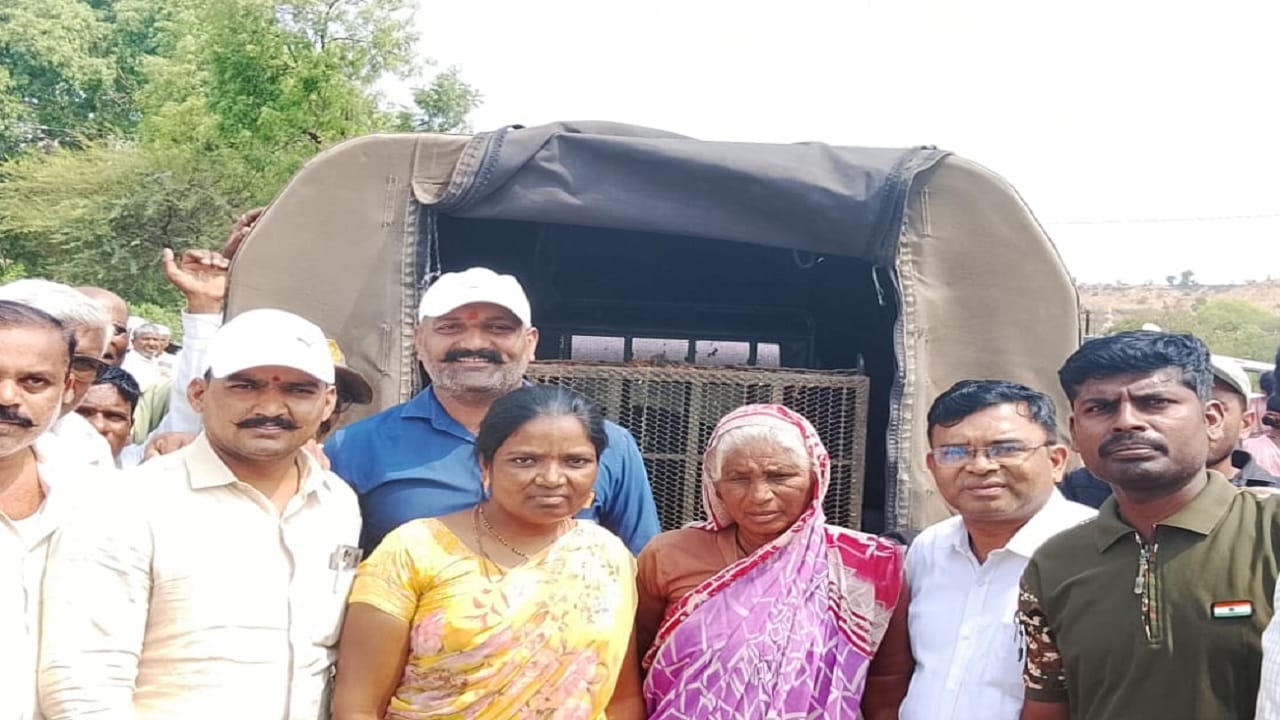 संगमनेर तालुक्यातील खरशिंदे गावातील 65 वर्षीय गंगुबाई गायकवाड यांच्या धाडसाची चांगलीच चर्चा होतीये. सध्या सर्वत्र फक्त फक्त गंगुबाई गायकवाड यांची चर्चा सुरु आहे. वयाच्या 65 वर्षी गंगुबाई गायकवाड यांनी असं काही केलं जे चकीत करणारं आहे. 
