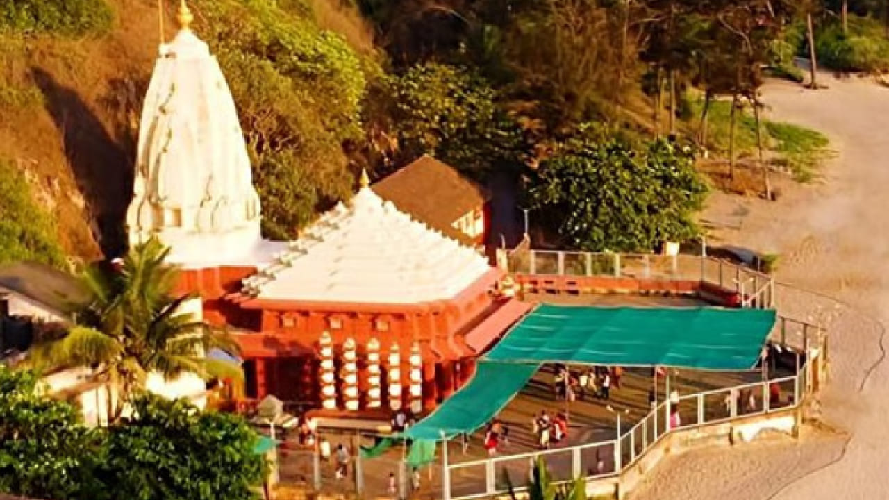 कोकणातील सर्वात लोकप्रिय पर्यटनस्थळांपैकी एक म्हणजे गणपतीपुळे. येथे असलेले स्वयंभू गणपती मंदिर भाविकांसाठी श्रद्धास्थान आहे. पण धार्मिक महत्त्वासोबतच येथील समुद्रकिनाराही पर्यटकांना आकर्षित करतो.