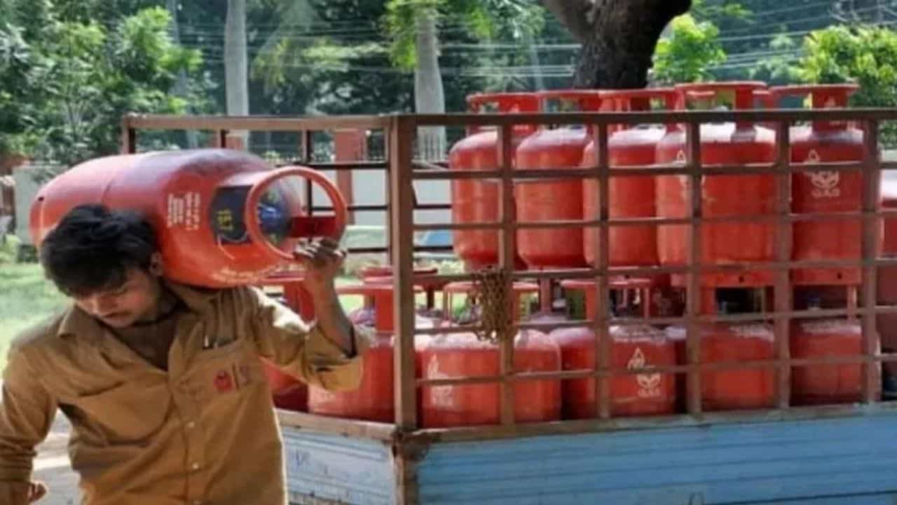 LPG gas cylinder : एलपीजी गॅसबाबत सरकारचा मोठा निर्णय, नवा नियम लागू, ...तर आता सिलिंडरच मिळणार नाही