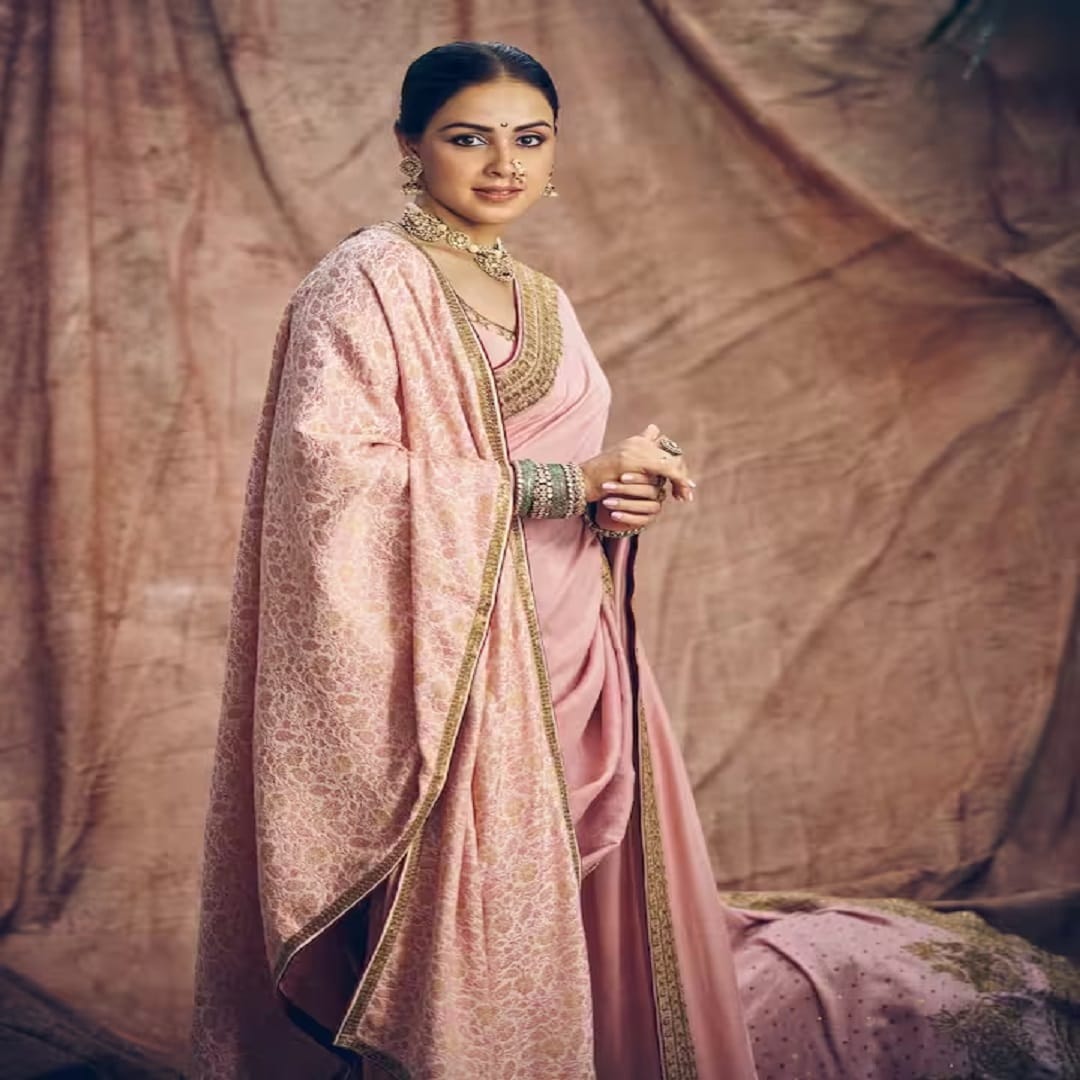  जिनिलिया हिच्या एकूण संपत्तीबद्दल सांगायचं झाल्यास, रिपोर्टनुसार अभिनेत्रीची एकूण संपत्ती 140 कोटी रुपये आहे. तर 'राजा शिवाजी' सिनेमासाठी अभिनेत्रीने 1 ते 2  कोटी रुपये मानधन घेतलं आहे. 