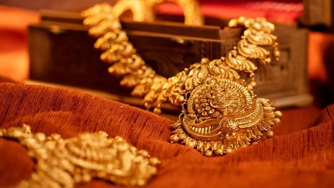 अधिकमासात सोन्याची खुशखबर, सराफा बाजारात मोठा उलटफेर, 10 ग्रॅम सोनं..