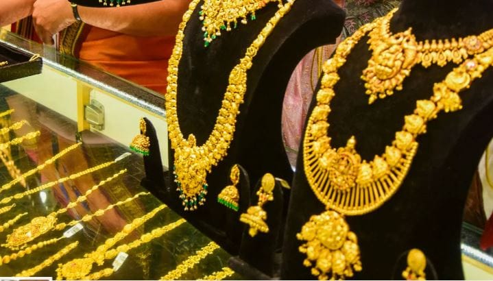 युरोपमधील स्वीडन, नॉर्वे, डेन्मार्क या देशांत अशी प्रथा आहे. तेथे तुम्ही चमचमणारे दागिने परिधान करून तेतील लोकांच्या पुढे गेले तर लोक तुमच्यावर प्रभावित होत नाहीत. तशी परंपराच त्या देशातील लोकांची आहे. सोन्याचे दागिने परिधान करून लोकांना दाखवत फिरणे हा तेथील सर्वात वाईट प्रकार आहे.