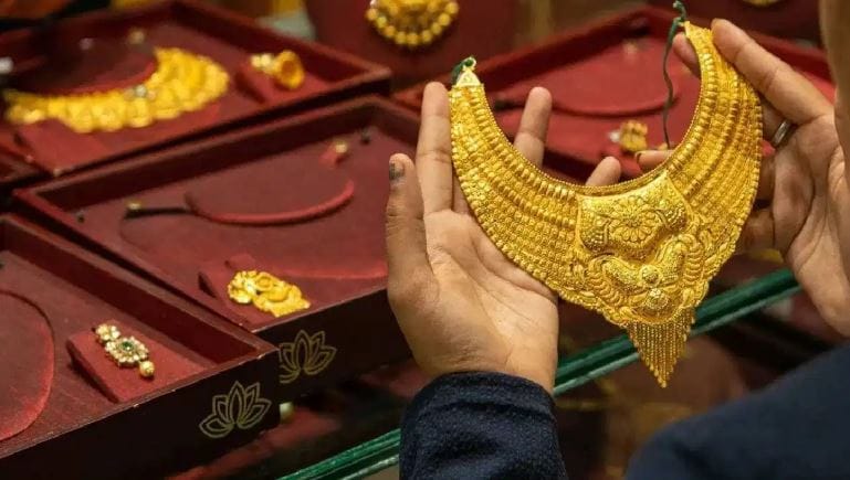 या संकेतस्थळानुसार 17 मे रोजी एक ग्रॅम 24 कॅरेट सोन्याची किंमत 15693 रुपये आहे. हाच भाव 24 मे रोजी 15906 रुपये प्रति ग्रॅम इतका वाढला आहे. म्हणजेच एका ग्रॅममागे सोन 213 रुपयांनी वाढलं आहे.