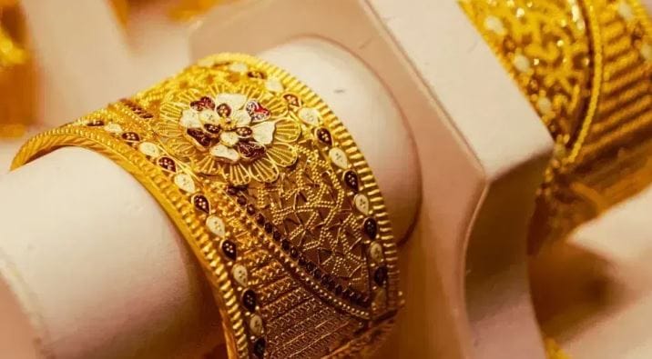 अमेरिका-इस्रायल युद्धामुळे जगावर उर्जासंकट निर्माण झालेले आहे. दुसरीकडे याच युद्धामुळे सोन्याचा भावही कधी कमी तर कधी जास्त होताना दिसतोय. देशांतर्गत घडामोडींमुळेही सोन्याच्या भावात बदल होताना पाहायला मिळत आहे. 