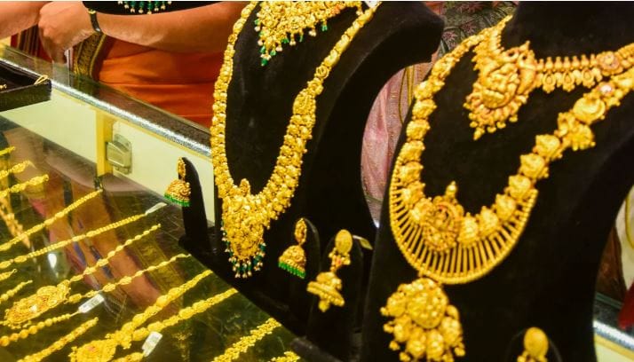 गेल्या काही दिवसांपासून सोने आणि चांदीच्या दरात मोठी घसरण होत असल्याचे पाहायला मिळत आहे. आज पुन्हा एकदा सोन्याचा भाव चांगलाच घसरला आहे. या घसरणीमुळे सोने खरेदी करण्याची हीच संधी असल्याचे बोलले जात आहे.