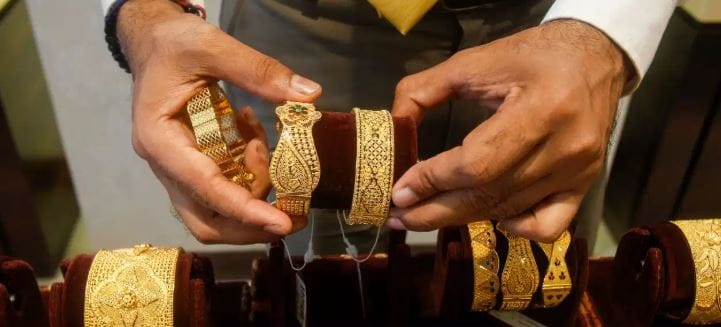 गुड रिटर्न्स या अर्थविषयक माहिती देणाऱ्या संकेतस्थळानुसार सोन्याचा भाव चांगलाच घसरला आहे. सोनं दिवसाअखेर 980 रुपयांनी स्वस्त झालं आहे. त्यामुळे आता सामान्यांना दागिने करण्याची संधी चालून आली आहे. 