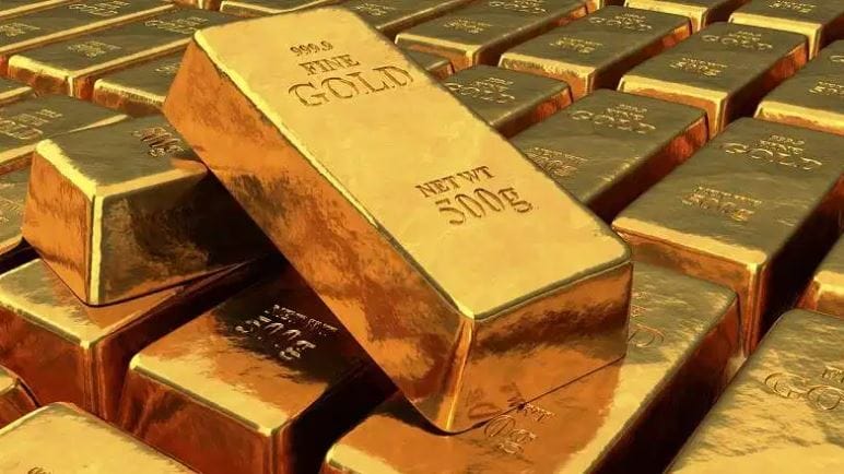 जळगावच्या सराफा बाजारात सोने आणि चांदीच्या दरात तब्बल 6 टक्क्यांनी वाढ झाल्याचं सराफ व्यवसायिकांनी सांगितलं आहे. आयात शुल्कात वाढ झाल्यामुळे केवळ भारतामध्येच सोन्या आणि चांदीच्या दरात वाढ झाल्याचेदेखील सराफ व्यावसायिकांनी सांगितले आहे.