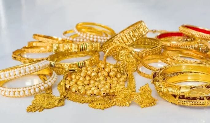 मुंबईत 18 कॅरेट सोन्याचा भाव 11,320 रुपये प्रति ग्रॅम एवढा आहे. शनिवार आणि रविवारी बाजार बंद असतो. त्यामुळे आता सोमवारी सोन्याचा भाव कमी होणार की वाढणार, हे पाहणे महत्त्वाचे ठरणार आहे. 