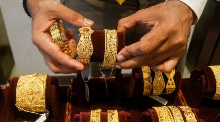 चांदीचा भावही किलोमागे 4610 रुपयांनी वाढून थेट 276,900 रुपये प्रति किलोवर पोहोचला आहे. दरम्यान सोन्याचा भाव वाढल्यने सामान्यांच्या खिशाला झळ बसत आहे. आगामी काळातही सोन्यचा भाव असाच वाढणार का? असे विचारले जात आहे.