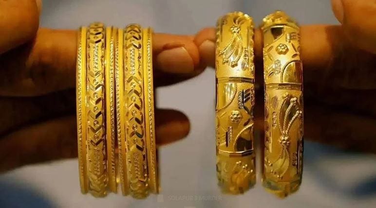 सध्या मुंबईत 8 ग्रॅम 24 कॅरेट सोन्यासाठी 1,20,744 रुपये लागत आहेत. तुम्हाला एक तोळा म्हणजेच 10 ग्रॅम सोने खरेदी करायचे असतील तर 1,50,930 रुपये मोजावे लागतील. 24 कॅरेट 100 ग्रॅम सोन्याचा भाव 15,09,300 रुपये आहे.
