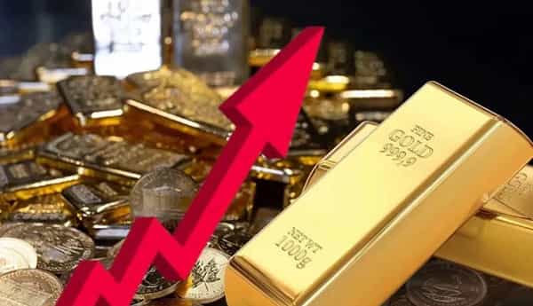 पंतप्रधान नरेंद्र मोदी यांनी जनतेला एका वर्षासाठी सोनं खरेदी करू नये, असे आवाहन केले आहे. या आवाहनानंतर सोने व्यापाऱ्यांत चिंता पसरली आहे. तसेच कोट्यवधी कारागिरांच्या रोजगाराचा प्रश्न उपस्थित झाला आहे. दरम्यान, मोदी यांच्या या आवाहनानंतर सोन्याचा भाव कधी वाढतोय तर कधी कमी होताना दिसतोय.