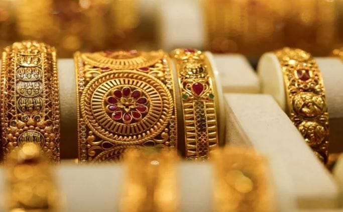 सोन्याचा दर जीएसटीसह 1 लाख 55 हजार 221 रुपये प्रती 10 ग्रॅमवर तर चांदीचा दर जीएसटीसह 2 लाख 58 हजार 350 रुपये प्रति एक किलो रुपयांवर पोहोचला आहे. अमेरिका व इराण यांच्यातील युद्धविरामासंदर्भात बैठक होऊन चर्चा होणार असल्याने त्याचा परिणाम सोन्या-चांदीच्या दरावर झाल्याचं सराफ व्यावसायिकांचे म्हणणे आहे.